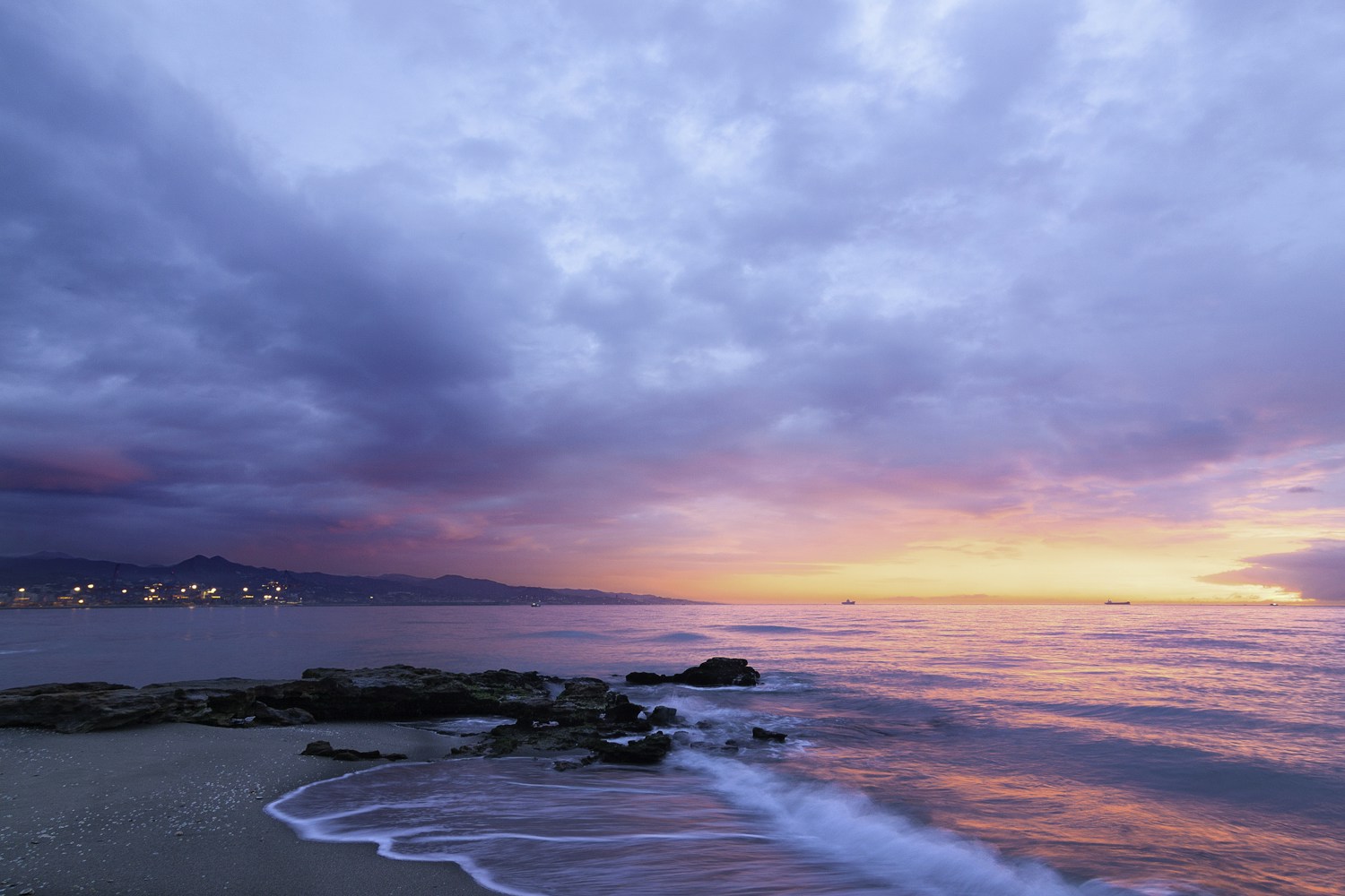 La mer et les reliefs côtiers baignés par la lumière du soleil